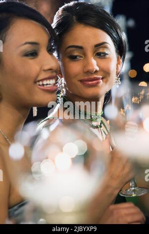 Porträt des multi-ethnischen Frauen halten Getränke Stockfoto