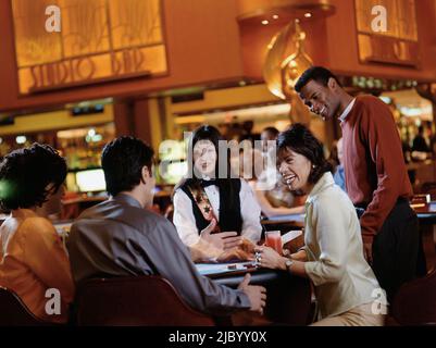 Multi-ethnischen Gruppe von Menschen im casino Stockfoto