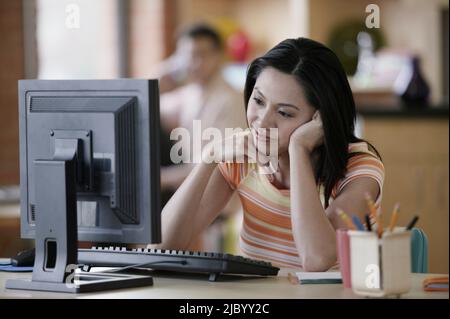 Asiatische Geschäftsfrau am Schreibtisch Stockfoto