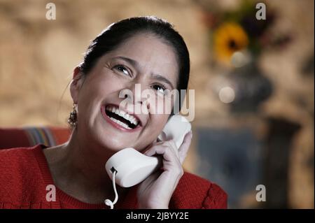Hispanic Frau am Telefon Stockfoto