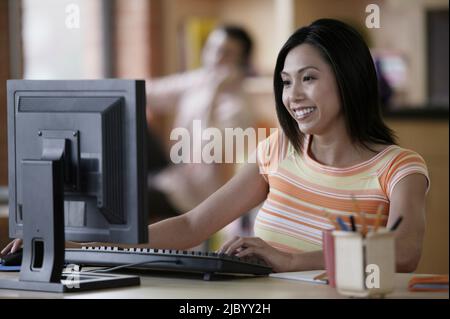 Asiatische Geschäftsfrau am Schreibtisch Stockfoto