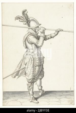 Soldat, der seinen Speer mit beiden Händen horizontal über seine rechte Schulter hebt, Jacob de Gheyn (II), 1596 - 1606, Entwurf für einen Druck., Zeichner: Jacob de Gheyn (II), 1596 - 1606, Papier, Stift, Pinsel, H 269 mm × B 188 mm Stockfoto