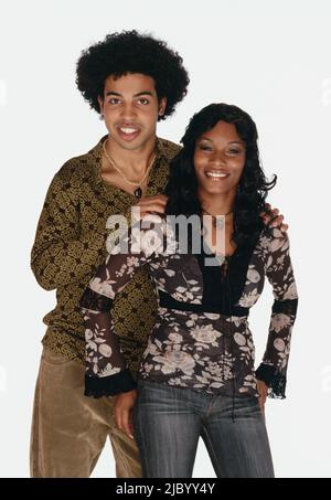 Junge afrikanische paar umarmt Stockfoto