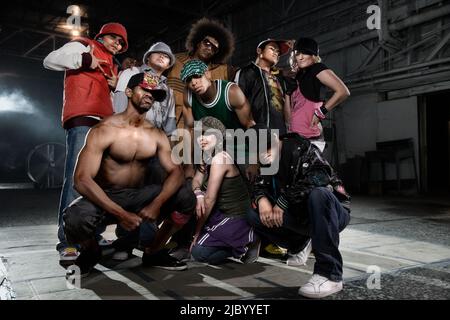 Multiethnische Breakdancer posieren im Lagerhaus Stockfoto