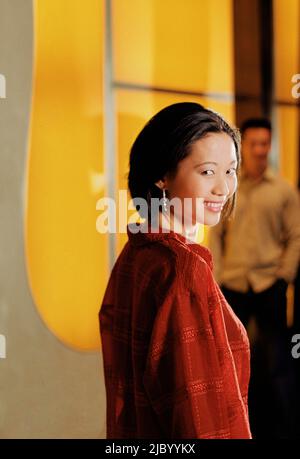 Asiatische Frau über die Schulter schauen Stockfoto