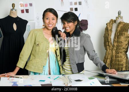 Multi-ethnischen Mode-Designerinnen in Werkstatt Stockfoto