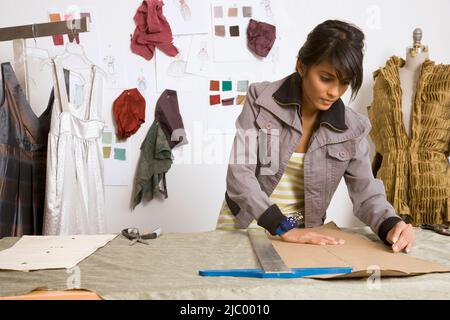 Indische weibliche Mode-Designer in Werkstatt Stockfoto