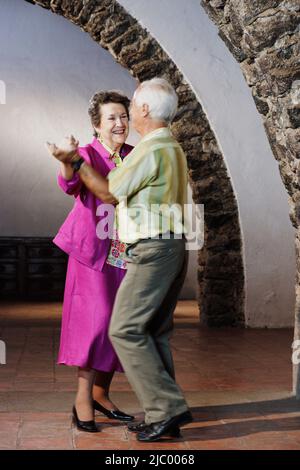 Älteres Paar zusammen tanzen Stockfoto