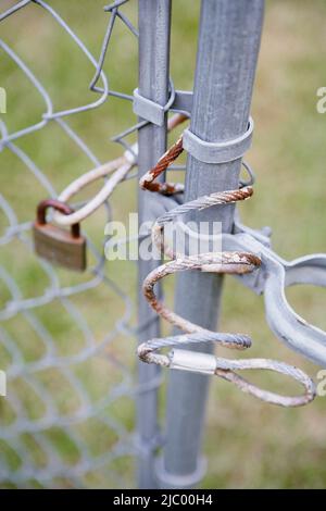 Nahaufnahme von Sperre für Maschendrahtzaun Stockfoto