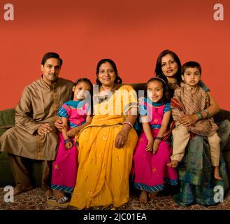 Mehrere Generationen indischen Familie in traditioneller Kleidung Stockfoto