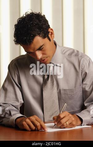 Hispano-Amerikaner Geschäftsmann Papierkram ausfüllen Stockfoto