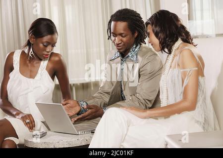 Multi-ethnischen Freunde Blick auf laptop Stockfoto