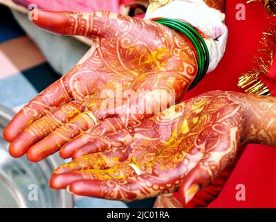 Eine indische Braut zeigt das Mehndi-Tattoos-Design ihrer Hand Stockfoto