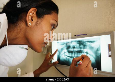 Zahnärztin, die die Zähne der Patienten untersucht Stockfoto