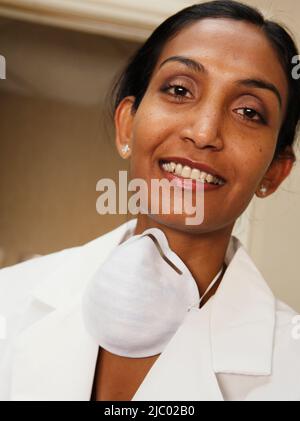 Ärztin, Lächeln für die Kamera Stockfoto