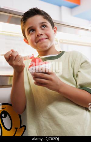 Junge, Eis essen Stockfoto