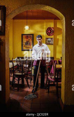Porträt des Mannes Restaurant Boden wischen Stockfoto