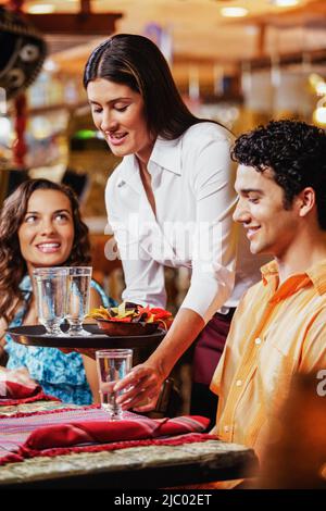 Kellnerin serviert paar Wasser im restaurant Stockfoto