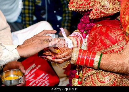 Hinduistische Hochzeitszeremonie. Details der traditionellen indischen Hochzeit in indien Stockfoto