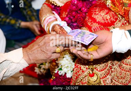 Hinduistische Hochzeitszeremonie. Details der traditionellen indischen Hochzeit in indien Stockfoto