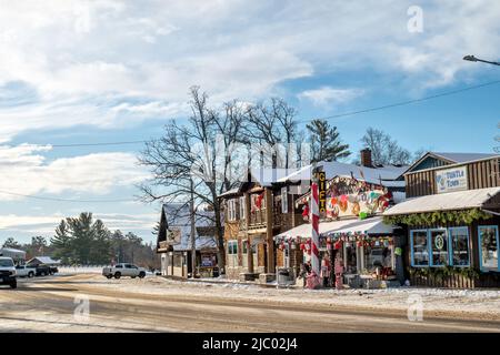 NISSWO, MN - 24 DEC 2021: Hauptstraße im Winter mit Geschäften für Weihnachtsferien im Winter in Minnesota dekoriert. Stockfoto