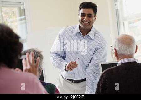 Ältere Menschen, die einen Computer-Kurs teilnehmen Stockfoto