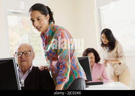 Ältere Menschen, die einen Computer-Kurs teilnehmen Stockfoto