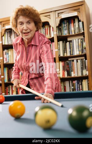 Ältere Frau schießen pool Stockfoto