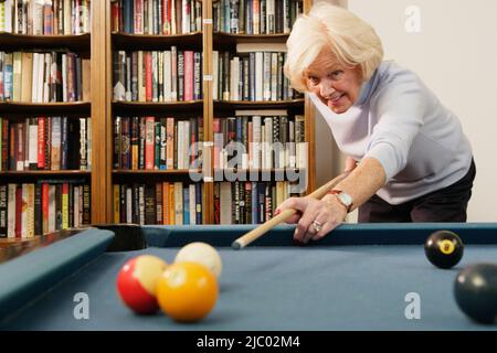 Ältere Frau schießen pool Stockfoto