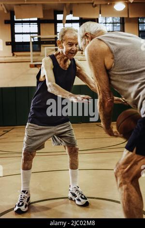 Ältere Männer Basketball spielen Stockfoto