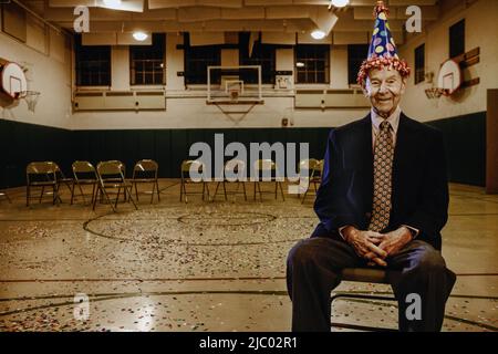 Älterer Mann mit einem Partyhut Stockfoto