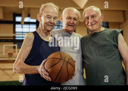 Ältere Männer Basketball spielen Stockfoto