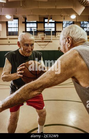 Ältere Männer Basketball spielen Stockfoto
