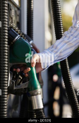 Junger Mann anhebende Gasförderpumpe Stockfoto