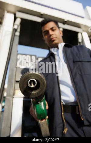 Junger Mann Pumpen gas Stockfoto