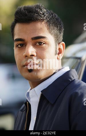 Junger Mann posiert für die Kamera Stockfoto