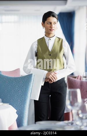 Kellnerin posiert für die Kamera im restaurant Stockfoto