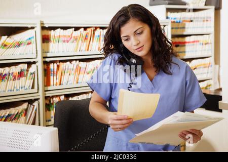 Telefon im Krankenhaus Krankenschwester Stockfoto