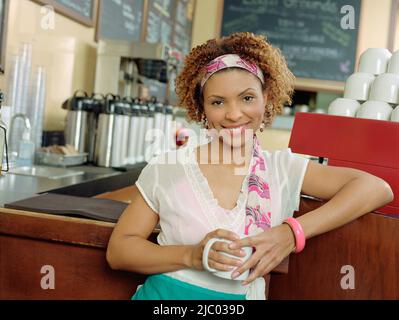Kellnerin Lächeln für die Kamera Stockfoto
