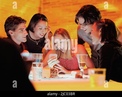 Frau wird vorgeschlagen, zu ihren Freunden Stockfoto