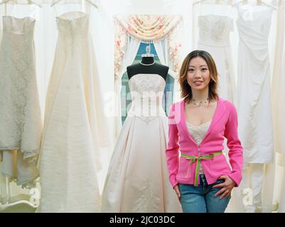 Junge Frau in einer Braut boutique Stockfoto