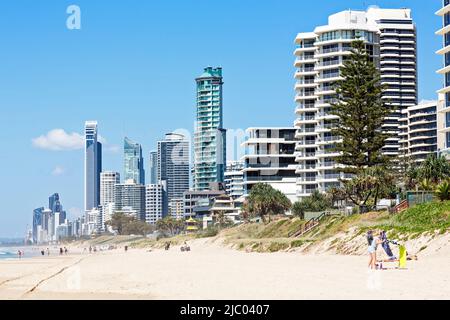 Queensland Australien / Touristen und Einheimische genießen die Sonne, die Küste und den Strand von Surfers Paradise. Stockfoto