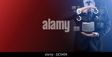 Business-Entwickler Hand mit Board-Framework auf virtuellen modernen Computer zeigt Innovation Agile Software-Entwicklung Lean Projektmanagement-Tool fa Stockfoto
