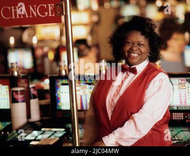 Kassiererin an der Kasse Stockfoto