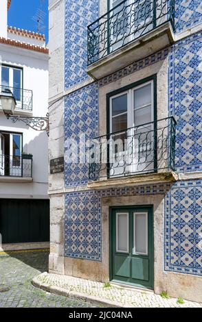 Ein schönes Haus, bedeckt mit blauen und weißen Keramikfliesen, im Zentrum von Lissabon, der Hauptstadt Portugals Stockfoto