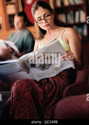Junge Frau mit Buch Stockfoto