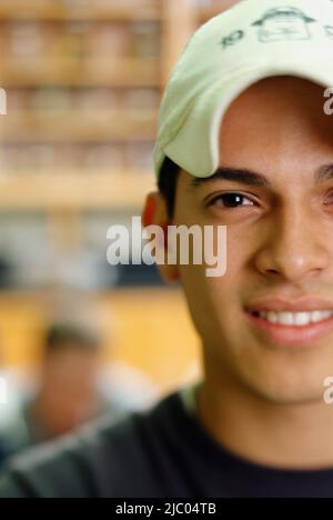 Porträt des jungen Mann lächelnd Stockfoto