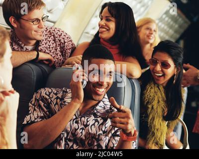 Junge Menschen, die gemeinsam entspannen Stockfoto