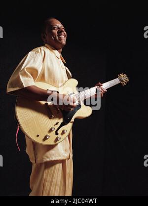 Senior woman freudig, Gitarre zu spielen Stockfoto
