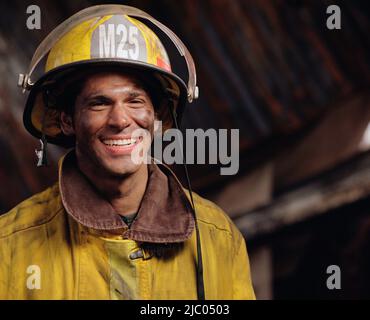 Porträt von männlichen Feuerwehrmann lächelnd Stockfoto